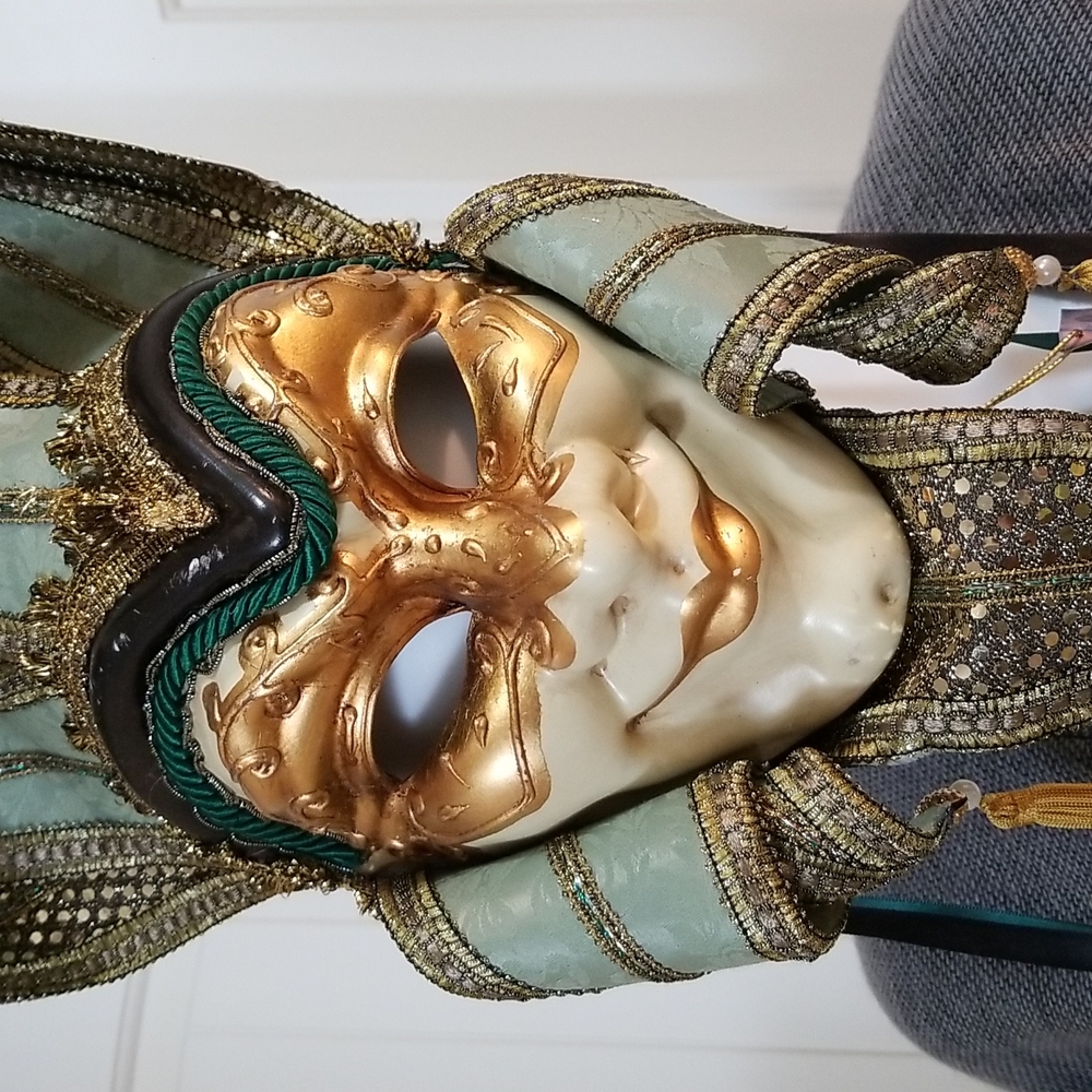 This MASK is striking, Great for Mardi Gras (has a little weight to it)